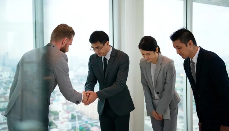 How to greet people in japan and body language that you should know